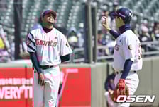 실책은 할 수 있지, 멍 때리고 1루 커버를 잊다니...롯데 로드리게스, 154km 던졌지만 디테일 아쉽네 [오!쎈 부산]