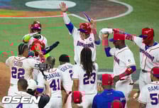 '두 팀 합치면 무려 7조 넘는다' 한국 무너뜨린 3조9300억 슈퍼팀, '3조1300억' 미국 스타 군단도 잡을까