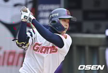 결승타 치고 엑스트라 수비 훈련…‘무패 행진’ 롯데 기분좋은 징크스인가, 오늘은 이호준이다