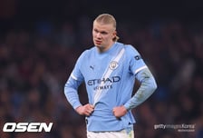 "홀란 왜 골 못 넣냐고? 수비수가 2억 명이잖아" 과르디올라, '득점 부진' 홀란 변호