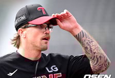 ‘한국전 악몽 못 잊었나’ LG 웰스 볼넷-볼넷-볼넷-볼넷-볼넷 난조, 시범경기 데뷔전 3이닝 2실점 [오!쎈 수원]