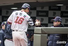 "감독님께 칭찬 받으러 갔는데…더 분발해야겠다" 1루수 고민, 38세 고참이 끝내나 했는데...아직 김태형의 성에 안 찬다