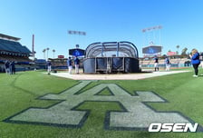 유니클로와 손잡은 다저스…다저 스타디움 이름도 바뀌나