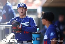 야마모토 8강전 69구 강판 미스터리, 다저스 개막전 선발 때문이었나…로버츠, “매우 간단한 결정”
