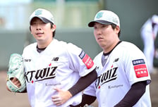'실책-실책-병살타 4개' LG 자멸...KT '드디어 시범경기 첫 승', 오원석 복수 성공-류현인 3타점 [수원 리뷰]
