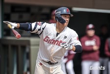 '50억 FA' 다 내려놨다, "많은 훈련량으로 빨리 적응하겠다"... 더 물러서면 낭떠러지, 한동희 빠진 지금이 기회다