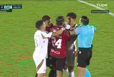 그 친절한 손흥민이 벌떡! '위험천만' 백태클에 분노 터졌다...나란히 옐로카드→다행히 부상 피했다