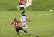 "SON 월드컵 못 나갈 뻔!" 韓 축구 아찔했던 장면...손흥민도 못 참았다 "거친 태클에 분노, 살면서 처음 보는 표정이야"