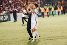 "손흥민 행동에 울컥" 상대도 감동, '살인 태클'에도 감사 인사라니..."복수 대신 존중·스포츠맨십 보여줬어" 또 미담 남겼다