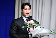 '이대호 게 섰거라' 유튜버로 변신한 끝판대장의 목표는 골드 버튼 획득 "안 받을 거면 왜 하냐"