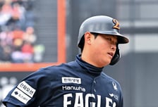 수비형 포수 아니었나? '홈런 1위' 타격까지 터진다…그런데 달감독은  "어설픈 게 많아" 신중