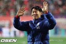 “발목 노렸다”-“10번 넘게 밟혔다” 손흥민 분노 폭발, 경기 후 행동 논란 아닌 감동