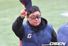 "김진욱 공격적 피칭, 승리 발판" 5선발 마음 굳혔나, 김태형도 호평...시범경기 무패 행진 [오!쎈 부산]