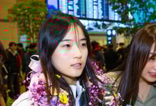 ‘기적의 금메달’ 스노보드 최가온, 포상금도 미쳤다! 롯데 신동빈 회장까지 1억 원 더 쐈다!