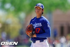 "뜨거운 애리조나 태양 아래서" 드디어 마운드 오른 오타니, 폭염에도 160km 쾅! "기립박수 받았다"