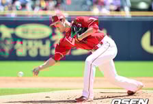 ‘11억’ 연봉 톱3인데, 10개월째 1군에서 사라졌다…65억 잠수함 투수, 재기 성공할까