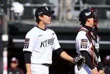 ‘19세 특급신인 충격 난조’ ⅔이닝 동안 홀로 8실점 실화? 이게 프로의 벽인가, 작년 꼴찌팀에 속수무책 당했다