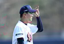 '선발 변신' 이영하, 4이닝 1실점 버텼지만 4볼넷 제구 불안…두산, '무패 행진' 롯데 잡았다 [부산 리뷰]