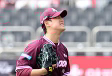 '리드오프 홈런→4회 3실점' 2년차 1순위 좌완, 2G 연속 4실점 부진…선발 경쟁 위기인가 [오!쎈 수원]