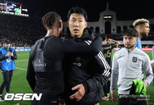 '격렬 충돌→포옹 엔딩' 손흥민 분노 장면 이어 반전…현지서 더 화제