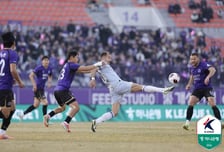 ‘무고사 해결’ 인천, 수적 우위 살려 시즌 첫 승...강원은 제주와 극장 무승부
