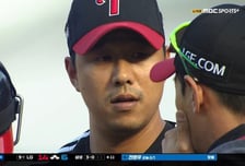 ‘볼볼볼볼볼볼볼볼볼볼’ LG 홀드왕 사이드암, 사구-볼넷-안타-볼넷 ‘0이닝 4실점’…투수코치는 고개를 갸웃, “정우영 본인이 가장 답답할거다”
