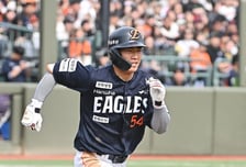 아니, 신인이 제대로 안 뛰어, 저거 빼라…‘중견수 낙점’ 한화 오재원, 김경문 감독의 시범케이스 혼쭐나다