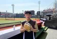 '미스터리' 이제 고작 19세, 왜 주전 유격수 낙점했나…고졸신인이 레전드 등번호 국대 글러브 장착 실화? “아프지만 않으면 끝까지 주전”