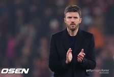 "후보들과 접촉 없었다" 맨유, 캐릭 체제 이어가는 데 무게..."가장 유력한 선택지"