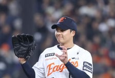 'ERA 2.92' 적응 못했는데 이 정도? 리그 유일의 투수, 한화 히트상품 되나