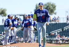 이래도 괜찮나? 사구→볼넷→볼넷→볼넷…사사키, 최악 제구 난조로 충격 강판 'ERA 15.58' 폭등