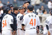 8점 주면 9점 내고 이기면 되지…한화 팬들 마음 단단히 먹어야겠네, 올해 지독하게 마주할 '두 얼굴' [오!쎈 대전]