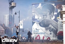 '돌아와요 포체티노' 1만 명이 쏘니 벽화 옆에서 연호, 꿈 이뤄질까..."英 축구 그립다" 깜짝 발언→복귀설 커진다