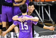 '현캐 나와!' 박철우 매직 미쳤다, KB손보 셧아웃 완파→PO 진출...아라우조 알리 33점 합작 [의정부 리뷰]
