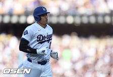 "고통스러운 표정. 분명 아파 보였는데" 150km 속구 맞은 오타니…왜 美 기자는 놀랐을까