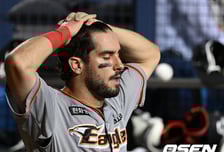 다시 한국 가야 하나, 날벼락 맞은 前 한화 중견수…불과 6개월 사이 양쪽 무릎 다 수술, 6주는 못 뛴다