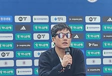 "거친 반칙? 똑같이 더럽게 하면 돼"...'청백적 안경' 쓴 이정효 감독 "5연승은 큰 의미 없다"[용인톡톡]