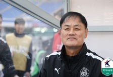 '첫 승 실패' 최윤겸 용인 감독 "선수들 너무 소극적...내가 준비를 많이 못 시켰다"[용인톡톡]