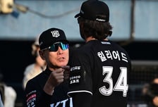 '역대 6번째 개막전 선발 전원 안타' KT, 천적과 우승팀을 동시에 깨다...이강철 "신인 이강민의 2타점으로 승기 굳히다"