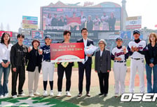 추신수의 손길, 여자야구에도 미쳤다...4000만원 상당 기부 물품 후원