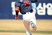 '봄데'에 제대로 긁힌 국대 출신 외야수, 이틀 연속 멀티히트..."타자들 모두 타석에서 망설임 없다"