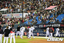 ‘大충격’ 7회 주전 4명 빼고 경기 포기하자, LG 관중들은 집으로 떠났다…우승 후보, 8년 만에 개막 3연패 ‘굴욕’