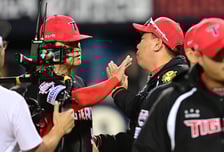 LG 3연패 밀어넣고 개막 2연패 탈출...이범호 감독 "올러 완벽투와 활발한 타격으로 귀한 승리 거뒀다"