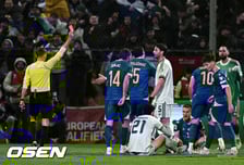 "그 퇴장은 범죄에 가까워".. 이탈리아 언론, 3연속 월드컵 탈락 '대재앙' 희생양 찾았다