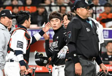 헤드샷 고통 속에서도 퇴장당하는 투수 위로, 베테랑의 품격 보여준 허경민 [이대선의 모멘트]