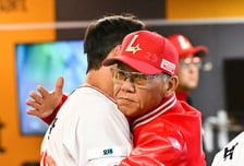 “첫 홈런보다 뜨거웠다… 김재환의 ‘그 포옹’” [박준형의 ZZOOM]