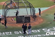 '이럴 수가' LG 문보경이 사라졌다. 라인업 빠지나...이재원, 주전조 배팅 훈련 [오!쎈 잠실]