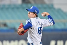 “비중 있는 역할 맡겨도 된다” 국민 유격수도 반했다...'고졸 루키' 장찬희, 데뷔전 2이닝 무실점 눈도장 [오!쎈 대구]