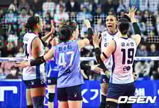 GS칼텍스, 사령탑 잃은 도로공사 3-1 격파…챔프 1차전 승리→우승 확률 57.9% [김천 리뷰]