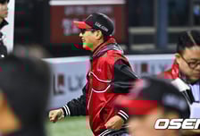 '패패패승' 뒤늦은 개막 첫 승, 염갈량 처음으로 웃다 "우강훈 데뷔 첫 홀드 축하한다. 팬들 응원 덕분에 연패 끊었다"